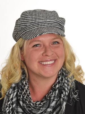 Sam Moyle, 2014 Early Career Award winner. Sam has a very warm smile, and is wearing a jaunty, black-and-white check newsie cap with a complementary black-and-white scarf.